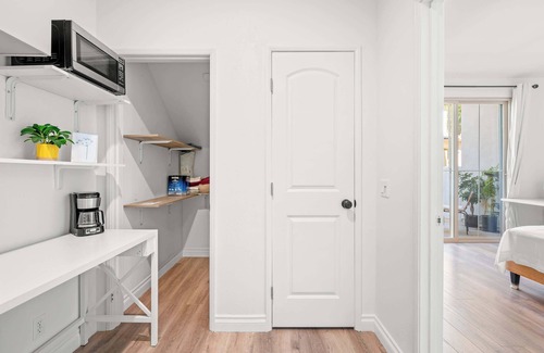 Irvine Industrial Complex-East Apartamento | Private Entry Suite w Patio Bath Kitchenette