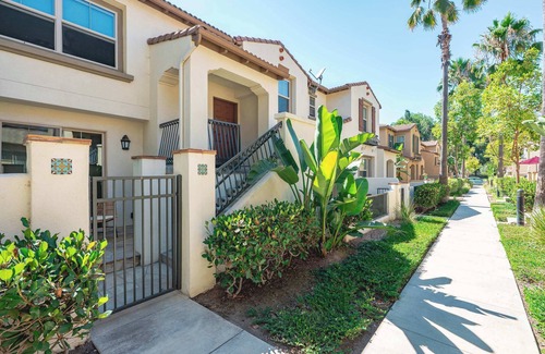 Irvine Industrial Complex-East Apartamento | Private Entry Suite w Patio Bath Kitchenette