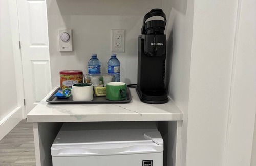 Richmond Casa | Private Suite Kitchen Work & Sleep Zones Near YVR & Ferries