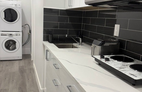 Richmond Casa | Private Suite Kitchen Work & Sleep Zones Near YVR & Ferries