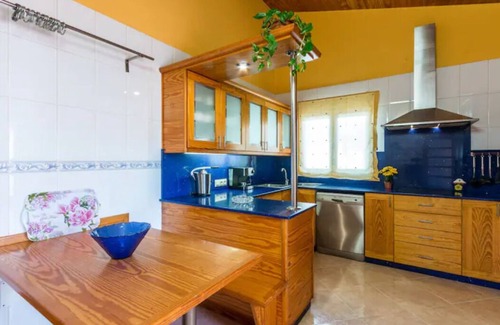 Santandria Chalet De Esquí | VILLA PRIVADA CON PISCINA VALLADA PARA LA SEGURIDAD DE LOS NIÑOS