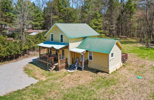 Adirondack Casa | Private escape near the lake, town, and hiking with free WiFi and full kitchen