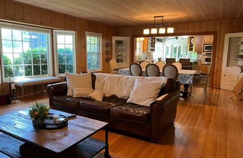 Newberg Casa | Private Estate in Wine Country