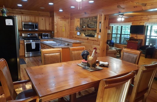 Waynesville Cabina | Disfruta de esta hermosa cabaña de troncos enclavada en 16 acres con un increíble Creek también