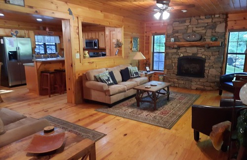 Waynesville Cabina | Disfruta de esta hermosa cabaña de troncos enclavada en 16 acres con un increíble Creek también