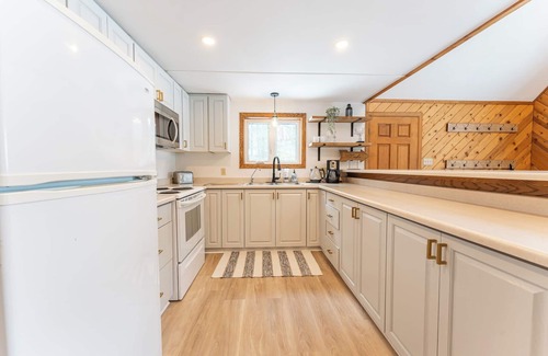 Dysart et al Casa | Private family friendly cottage, with beautiful sandy beach.