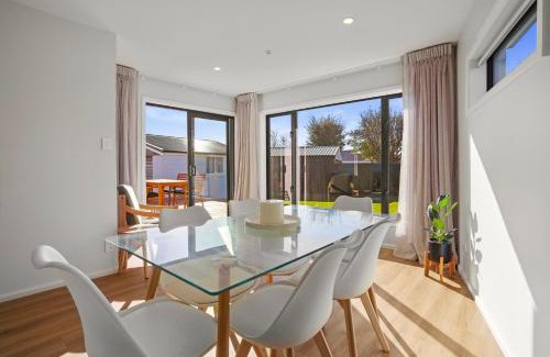Christchurch Casa | Private, Family-Friendly Home, 4BR by Airport & Free Parking