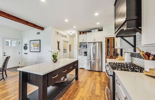 Village of Bloomfield Otro | Private Farmhouse with Saltwater Pool and Fire Pit. Great for groups!