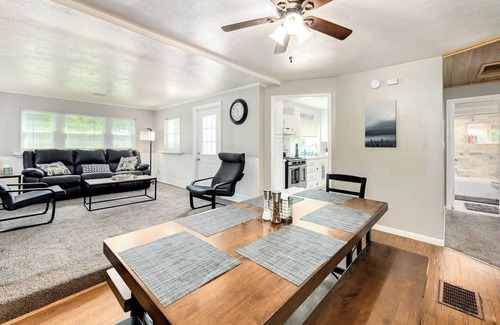 South Kansas City Casa | Private Feel | Monthly Stays | Fire Pit | Fast Wifi | 2 Queens | Huge Lot | Off-Street Parking