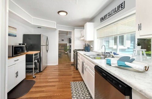 South Kansas City Casa | Private Feel | Monthly Stays | Fire Pit | Fast Wifi | 2 Queens | Huge Lot | Off-Street Parking