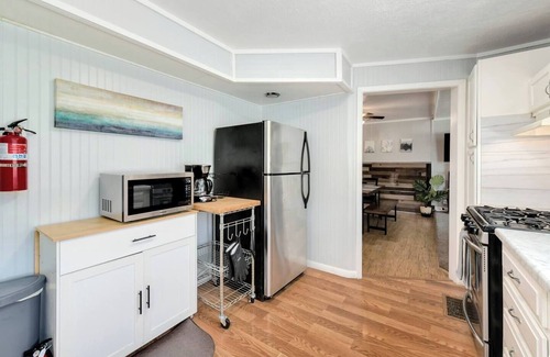 South Kansas City Casa | Private Feel | Monthly Stays | Fire Pit | Fast Wifi | 2 Queens | Huge Lot | Off-Street Parking