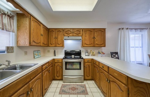Pharr Casa | Private Fenced Backyard Pet Friendly Garage Parking