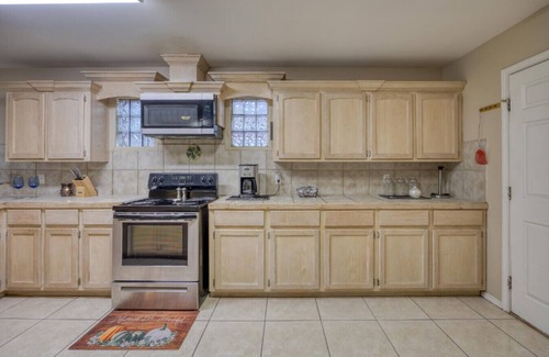Pharr Casa | Private Fenced Backyard Pet Friendly Minutes to Shopping, Dining