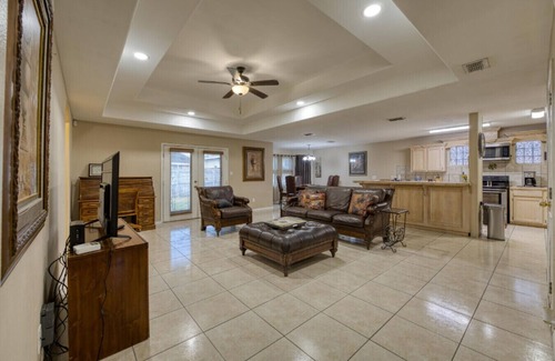Pharr Casa | Private Fenced Backyard Pet Friendly Minutes to Shopping, Dining