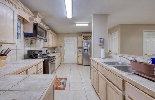 Pharr Casa | Private Fenced Backyard Pet Friendly Minutes to Shopping, Dining