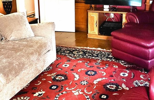 Youngstown Apartamento | Private Fenced Yard King Bed Grill Fireplace