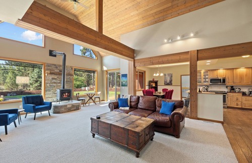 Cle Elum Casa | Private Forest Escape for 19 with Hot Tub & Stunning Night Sky Views
