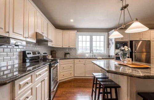 Perry Casa | Private Four-Season Lakefront Cottage *Hot Tub*