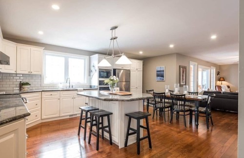 Perry Casa | Private Four-Season Lakefront Cottage *Hot Tub*