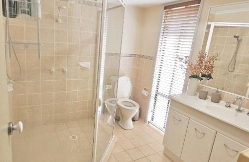 North Creek Casa | Private Front Section of House 800m to Beach