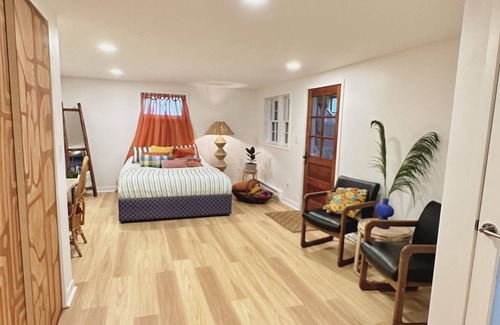 Kingfield Casa | Private Garden-Level Master Suite