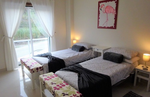 Foz do Arelho Villa | Jardín privado y piscina, centro de Foz, a pie de playa, vista a la laguna, elegante villa