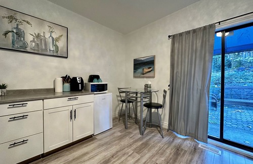 Langford Casa | Private garden suite close to key travel routes. Pet-friendly.