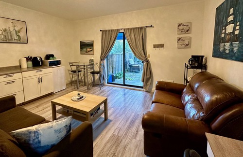 Langford Casa | Private garden suite close to key travel routes. Pet-friendly.