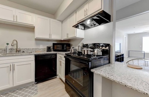 Pleasant Valley Apartamento | Private Gated 4BR 4BA Home Away From Home Near DT