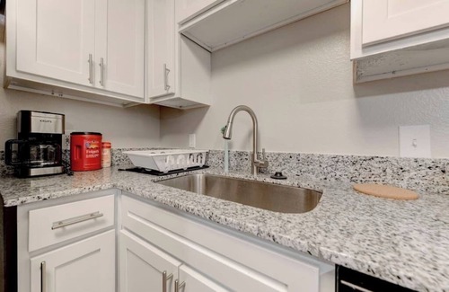 Pleasant Valley Apartamento | Private Gated 4BR 4BA Home Away From Home Near DT