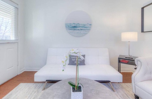 Midtown Apartamento | Private gated cottage! Walk to Overton square!