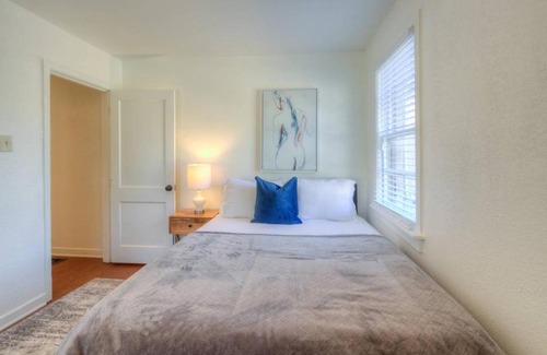 Midtown Apartamento | Private gated cottage! Walk to Overton square!