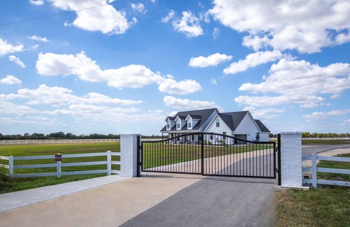 Lockhart Casa | Private gated modern farmhouse in the BBQ capitol of Texas!