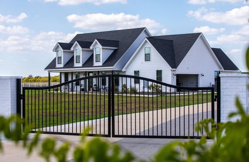 Lockhart Casa | Private gated modern farmhouse in the BBQ capitol of Texas!