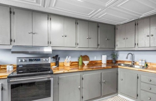 Jonesville Apartamento | Private Getaway in Downtown Elkin Near Vineyards!