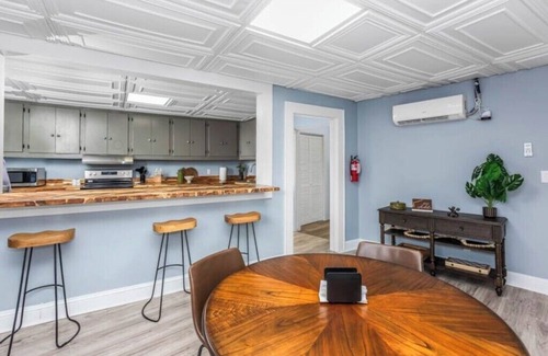Jonesville Apartamento | Private Getaway in Downtown Elkin Near Vineyards!