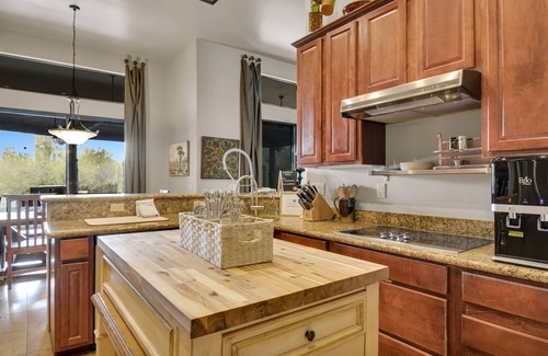 Cave Creek Casa | Private getaway,sleeps 21,pool, 2 jacuzzis, Teppanyaki grill,BBQ,covered patio+