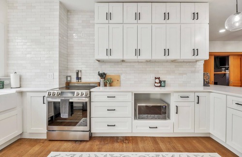 College Hill Casa | Private Getaway with heated pool, Hot Tub & Designer Touches, Walkable Dining