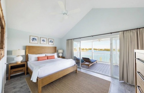 Marathon Hotel | Private Getaway with Outdoor Pool Access and In-Room Cooking!
