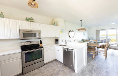 Marathon Hotel | Private Getaway with Outdoor Pool Access and In-Room Cooking!