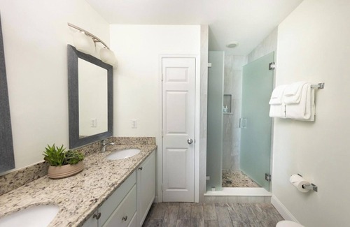 Marathon Hotel | Private Getaway with Outdoor Pool Access and In-Room Cooking!