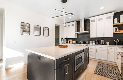 Riverton Casa | Private Getaway with Theater Room, Hot Tub, Dry Sauna, 7 bedrms, 4 bathrms