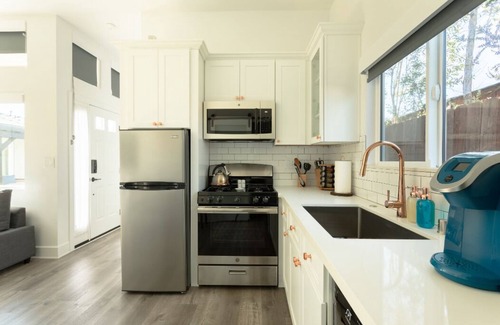 Del Aire Casa | Casa de huéspedes privada · * NUEVO * Pristine 2bed / 2bath w / Yard Near Beaches & LAX