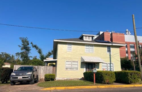 Tallahassee Casa | Private Guest Room 5 Min and less from FAMU, FSU, Downtown- TheDollHouse