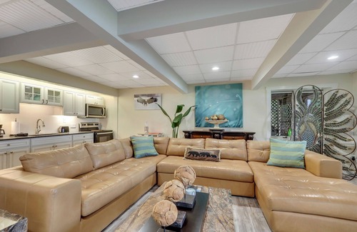 Charlevoix Apartamento | Private Guest Suite | Lake Michigan | Beachfront | Remodeled | Pet Friendly