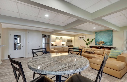 Charlevoix Apartamento | Private Guest Suite | Lake Michigan | Beachfront | Remodeled | Pet Friendly