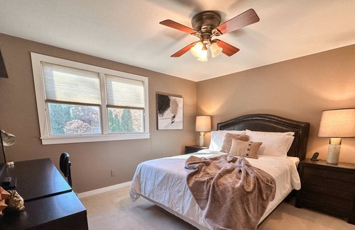 West Bloomington Casa | Private Guest Suite- Pool⭐Family & Dogs Friendly⭐City & Quiet Living