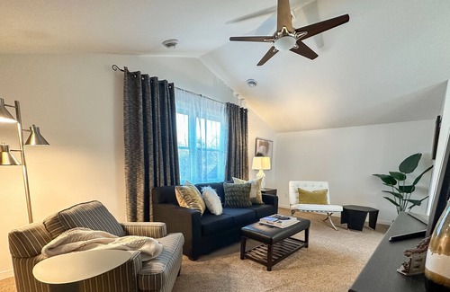 West Bloomington Casa | Private Guest Suite- Pool⭐Family & Dogs Friendly⭐City & Quiet Living
