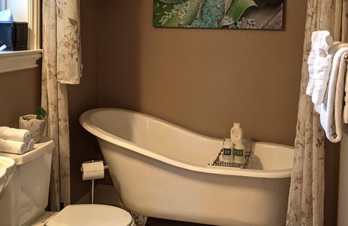Gilroy Casa | Private guest suite with pool and stunning views