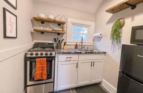 Martinsville Casa | Private Guesthouse w/Kitchen - Minutes from Uptown